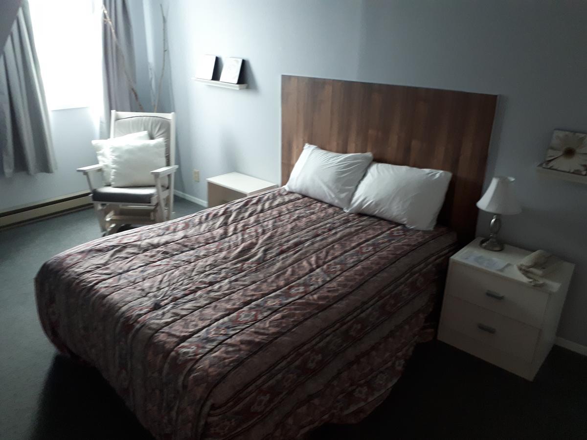 Hotel Au Vieux Bardeau Deschambault エクステリア 写真